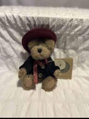 Vintage Eloise Willoughby Boyds Bears Tan Tag with Green Logo